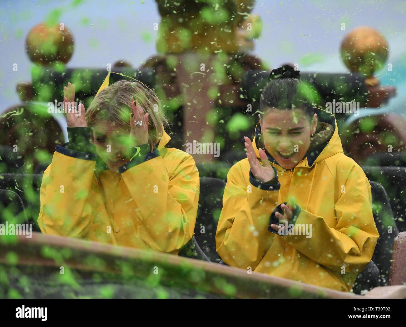 Rust, Deutschland. 04 Apr, 2019. Modell Lena Gercke (l) und Sängerin Lena  Meyer-Landrut sitzen in einer Achterbahn im Europa-Park und bekommen einen  grünen Schleim Dusche vor dem Nickelodeon Kids' Choice Award 2019.