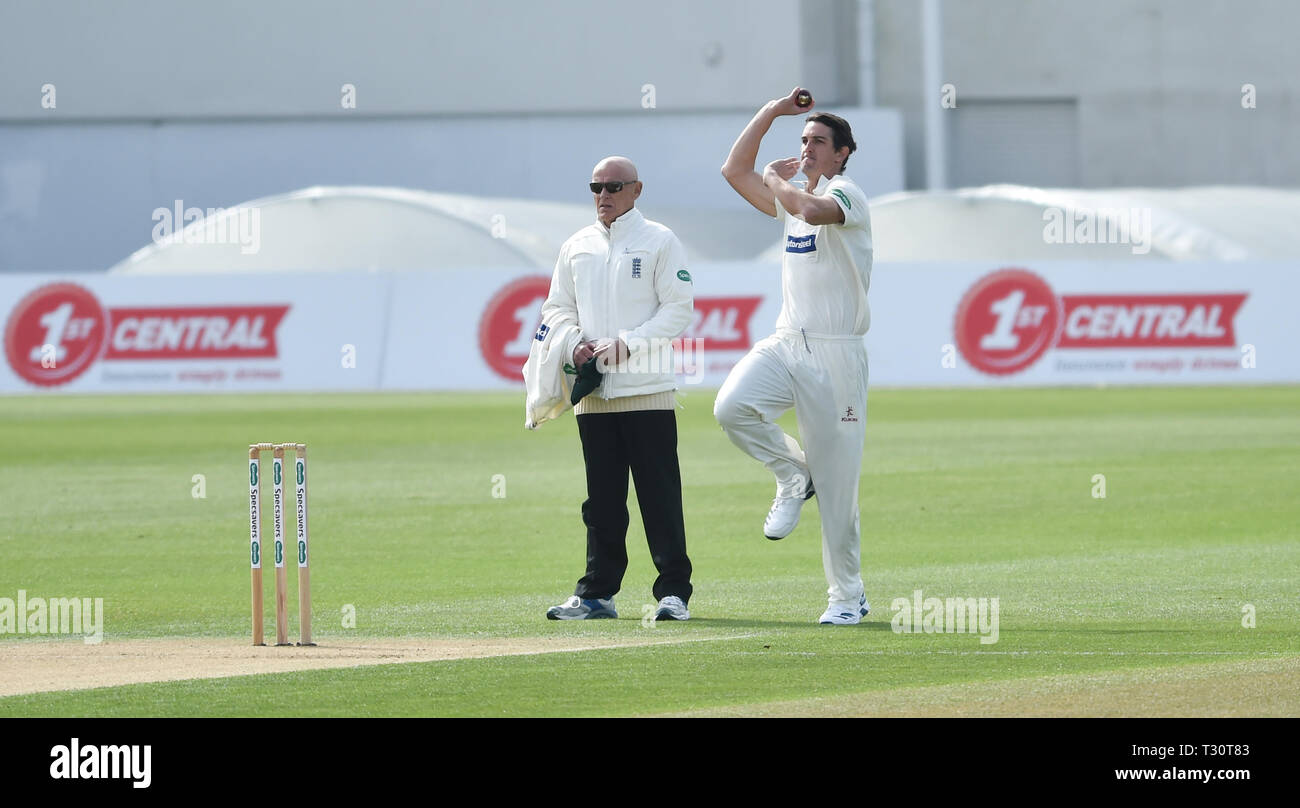 Hove, Sussex, UK. 05 Apr, 2019. Chris Wright von Leicestershire Schüsseln gegen Sussex im Specasavers County Championship Division zwei Treffer zur 1. zentralen County Boden in Hove auf einem sonnigen, aber kalten ersten Morgen der Jahreszeit: Simon Dack/Alamy leben Nachrichten Stockfoto