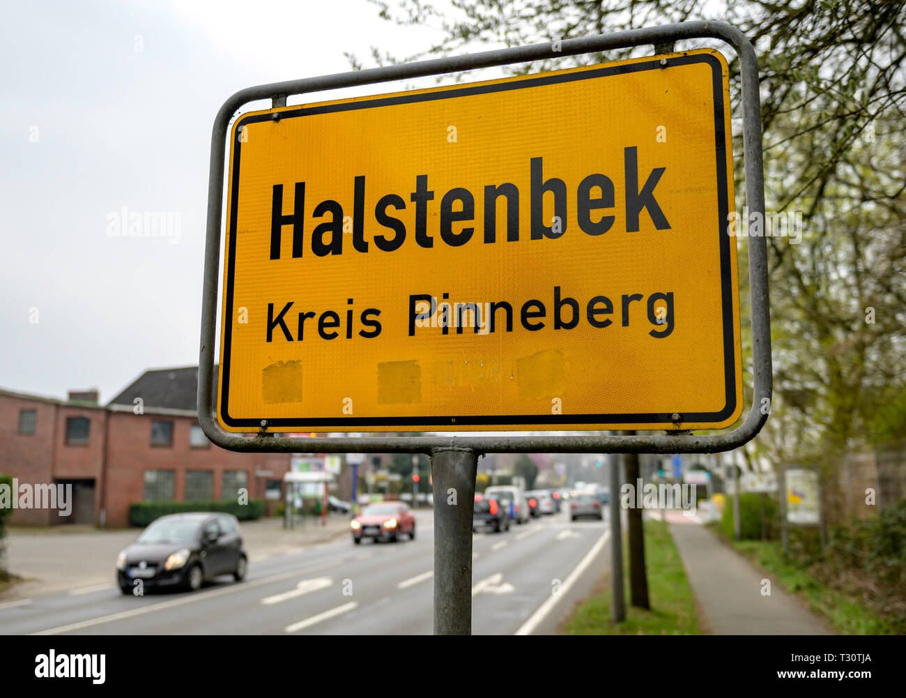 Halstenbek, Deutschland. 05 Apr, 2019. Autos passieren das Zeichen für Halstenbek im Kreis Pinneberg. Nach einer bundesweiten Reihe Drohbriefe mit rechtsextremen Inhalt, hat die Polizei einen Verdächtigen aus Schleswig-Holstein identifiziert. Quelle: Axel Heimken/dpa/Alamy leben Nachrichten Stockfoto