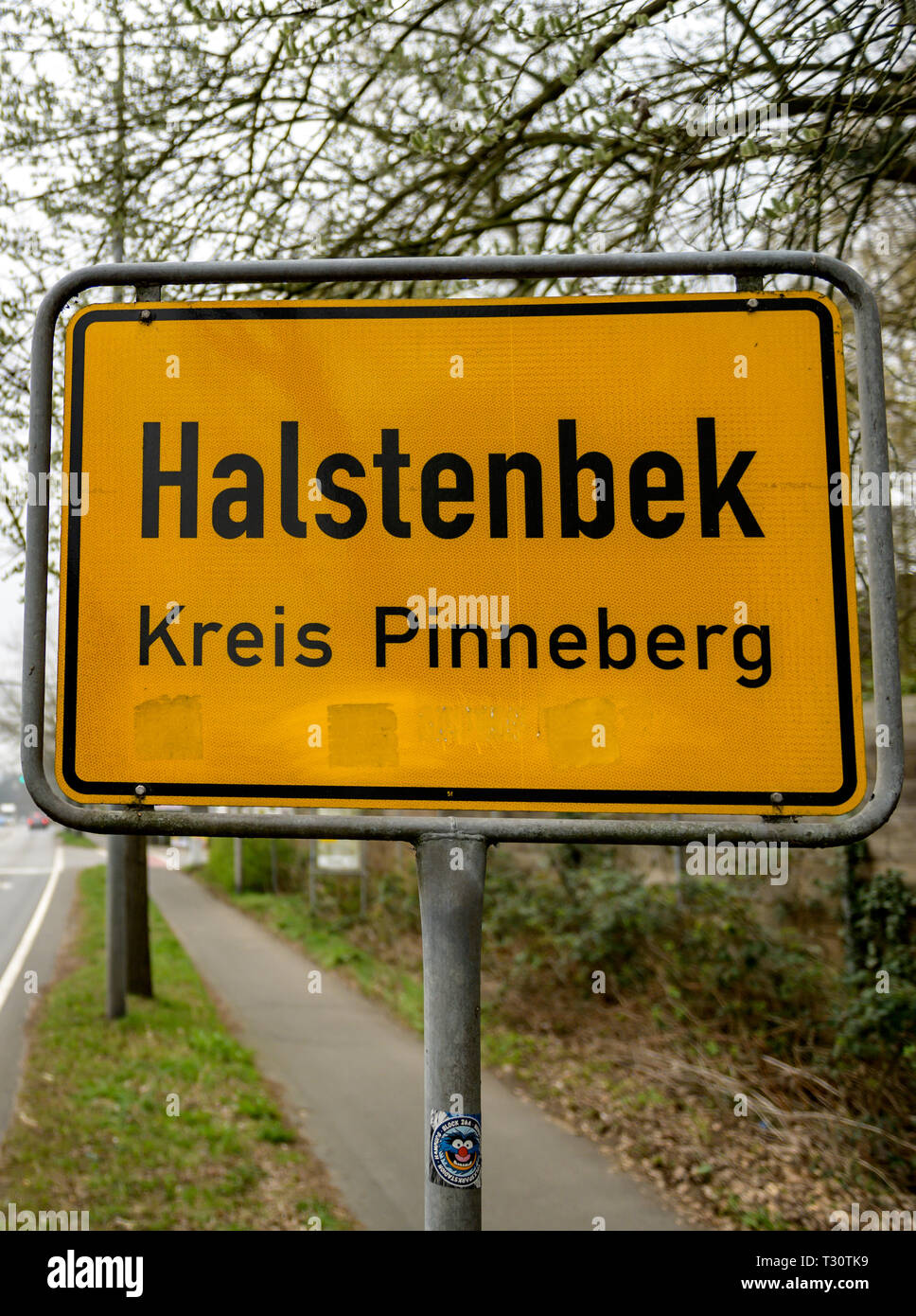 Halstenbek, Deutschland. 05 Apr, 2019. Die Stadt eingang Zeichen von Halstenbek im Kreis Pinneberg ist von Bäumen eingerahmt. Nach einer bundesweiten Reihe Drohbriefe mit rechtsextremen Inhalt, hat die Polizei einen Verdächtigen aus Schleswig-Holstein identifiziert. Quelle: Axel Heimken/dpa/Alamy leben Nachrichten Stockfoto
