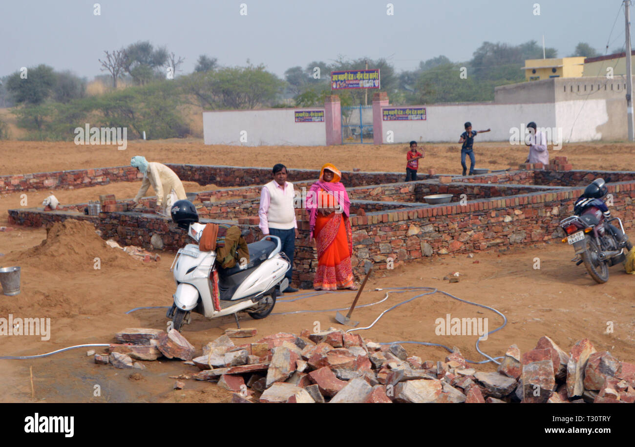 Indien. 07 Feb, 2019. Anzeigen eines neu errichteten Stiftung am Straßenrand im nördlichen Indien, auf 07.02.2019 | Verwendung der weltweiten Kredit genommen: dpa/Alamy leben Nachrichten Stockfoto