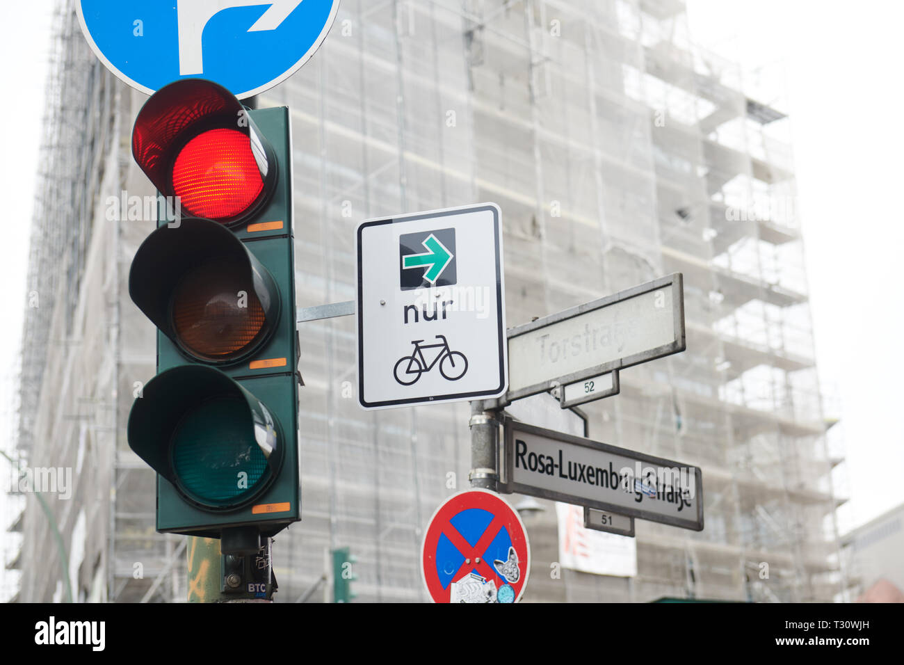 Berlin, Deutschland. 05 Apr, 2019. Eine neue grüne Pfeil für Radfahrer ist jetzt hängen an der Rosa-Luxemburg-Straße/Torstraße Schnittpunkt für Testzwecke. Die Pfeiltasten können Radfahrer Recht auch an den roten Ampeln zu drehen. Quelle: Annette Riedl/dpa/Alamy leben Nachrichten Stockfoto