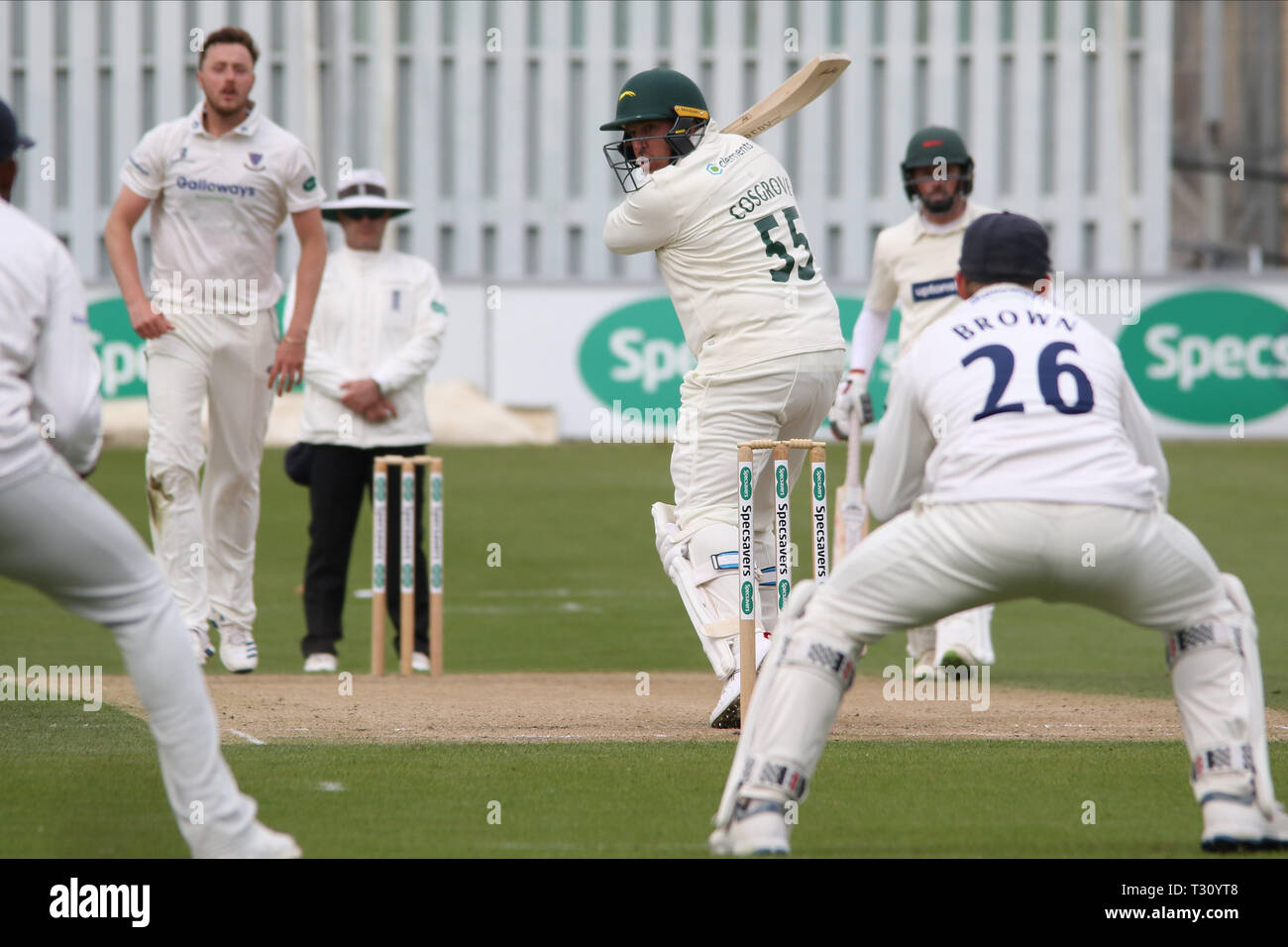 Hove, Sussex, UK. 05 Apr, 2019. Ollie Robinson beats The Bat während der specsavers County Championship Runde 1 Match zwischen Sussex CCC v Leicestershire CCC an der 1. zentralen County Boden, Hove, England am 5. April 2019. Foto von John Mallett. Nur die redaktionelle Nutzung, eine Lizenz für die gewerbliche Nutzung erforderlich. Keine Verwendung in Wetten, Spiele oder einer einzelnen Verein/Liga/player Publikationen. Credit: UK Sport Pics Ltd/Alamy leben Nachrichten Stockfoto