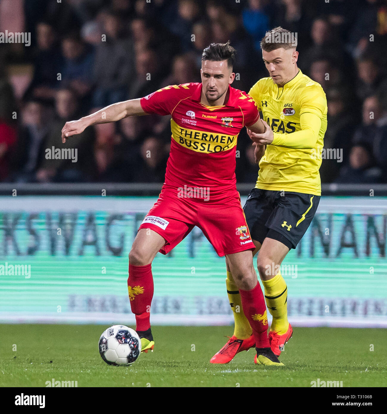 DEVENTER, Stadion De Adelaarshorst, 05-04-2019, Saison 2018 / 2019, Niederländische Keuken Kampioen Divisie. GA Adler Spieler Jeff Stans (l) und Jong Az Spieler Jamie Jacobs (r) während des Spiels Go Ahead Eagles - Jong AZ Stockfoto