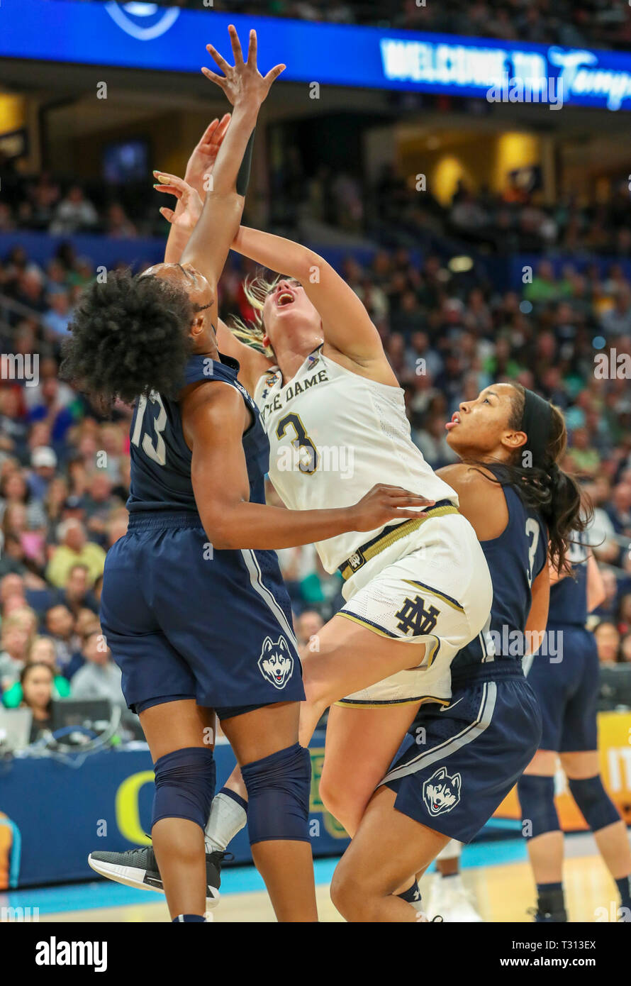 Tampa, Florida, USA. 5 Apr, 2019. DIRK SHADD | Zeiten. Notre Dame Fighting Irish guard Marina Mabrey (3), Mitte, wird zwischen UConn Huskies guard Christyn Williams (13), links, und UConn Huskies guard Megan Walker (3) während der zweiten Hälfte gegen UConn Huskies Ihrer letzten Vier Halbfinale Spiel NCAA Frauen Freitag, 5. April 2019 in Tampa. Quelle: Dirk Shadd/Tampa Bay Zeiten/ZUMA Draht/Alamy leben Nachrichten Stockfoto