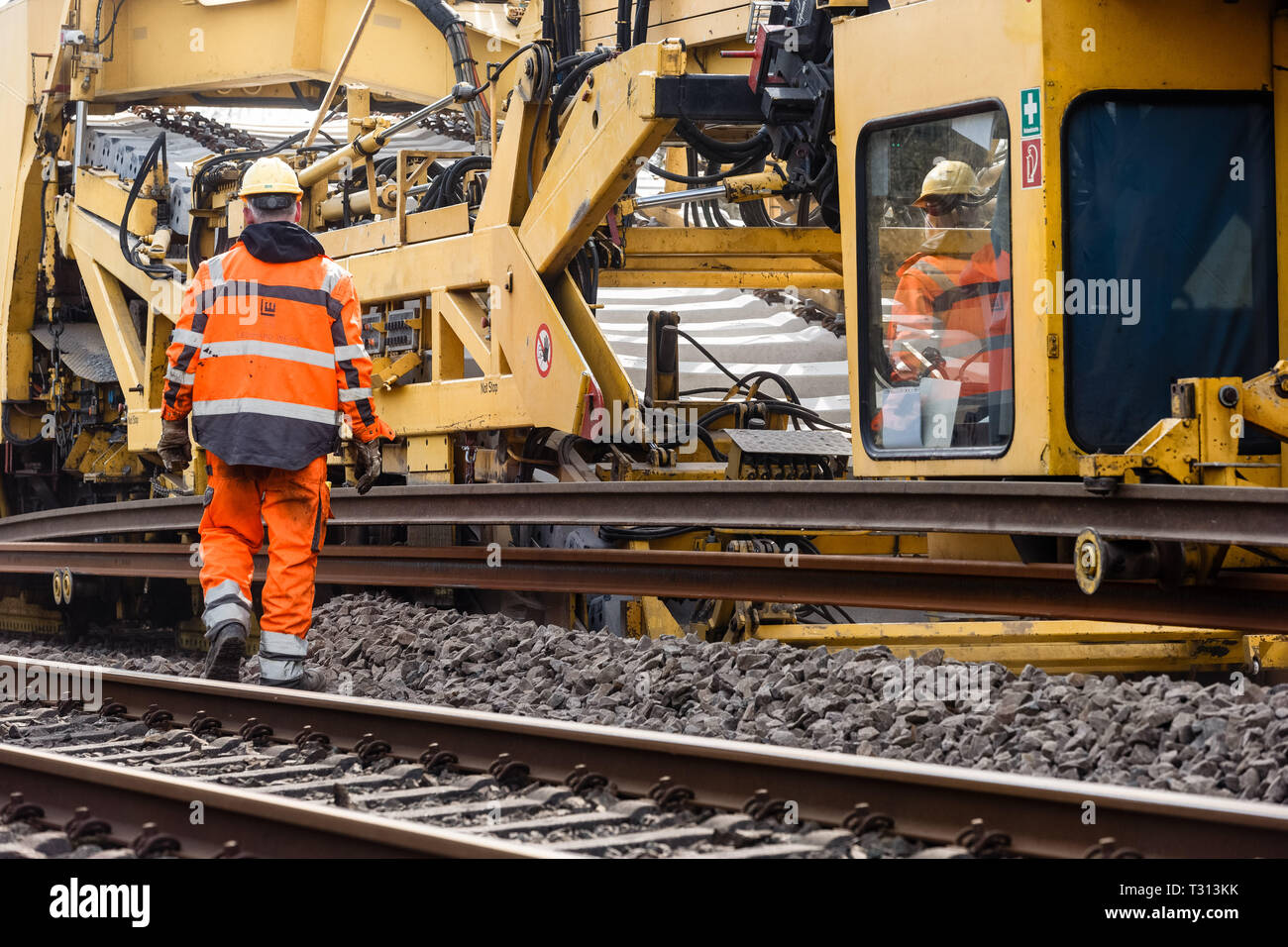 Langenhorn, Deutschland. 02 Apr, 2019. Eine Deutsche Bahn Umbauzug ersetzt automatisch alte Gleise und Schwellen mit neuen auf der Marschbahn Linie, die Verbindung zwischen Elmshorn und Westerland auf Sylt. Quelle: Markus Scholz/dpa/Alamy leben Nachrichten Stockfoto