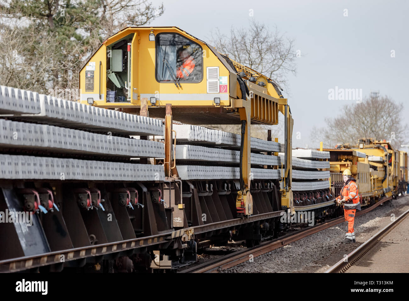 Langenhorn, Deutschland. 02 Apr, 2019. Eine Deutsche Bahn Umbauzug ersetzt automatisch alte Gleise und Schwellen mit neuen auf der Marschbahn Linie, die Verbindung zwischen Elmshorn und Westerland auf Sylt. Quelle: Markus Scholz/dpa/Alamy leben Nachrichten Stockfoto