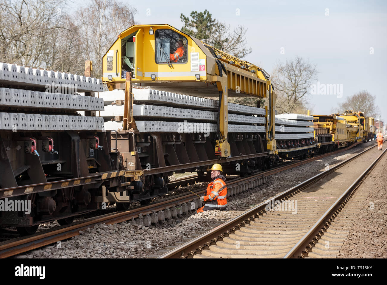 Langenhorn, Deutschland. 02 Apr, 2019. Eine Deutsche Bahn Umbauzug ersetzt automatisch alte Gleise und Schwellen mit neuen auf der Marschbahn Linie, die Verbindung zwischen Elmshorn und Westerland auf Sylt. Quelle: Markus Scholz/dpa/Alamy leben Nachrichten Stockfoto