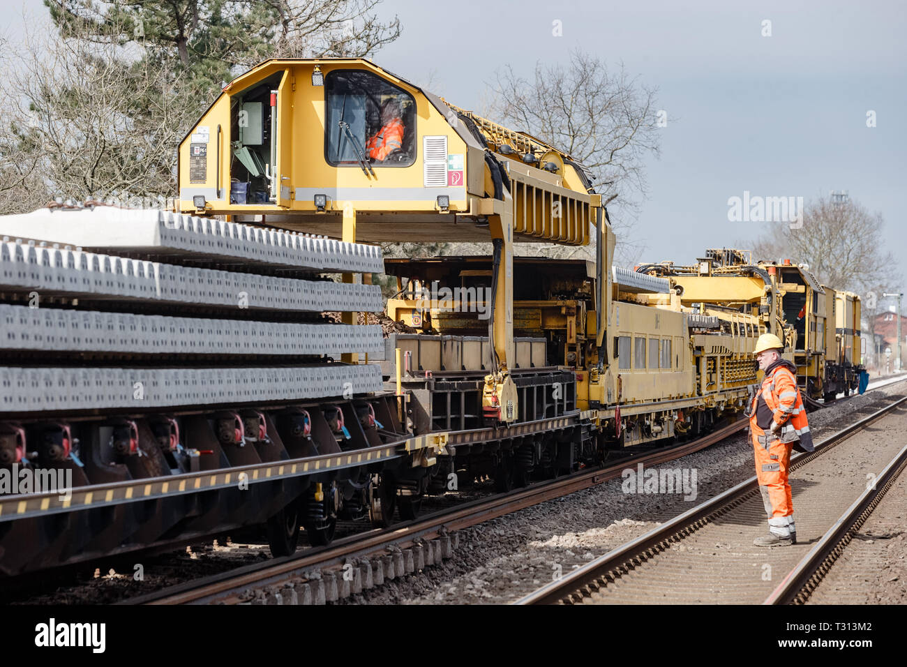 Langenhorn, Deutschland. 02 Apr, 2019. Eine Deutsche Bahn Umbauzug ersetzt automatisch alte Gleise und Schwellen mit neuen auf der Marschbahn Linie, die Verbindung zwischen Elmshorn und Westerland auf Sylt. Quelle: Markus Scholz/dpa/Alamy leben Nachrichten Stockfoto