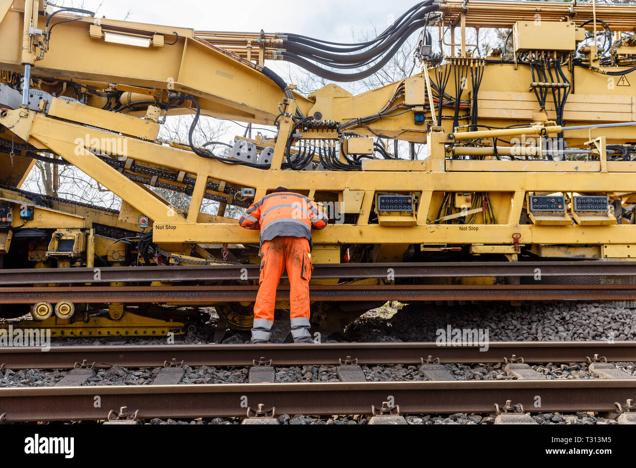 Langenhorn, Deutschland. 02 Apr, 2019. Eine Deutsche Bahn Umbauzug ersetzt automatisch alte Gleise und Schwellen mit neuen auf der Marschbahn Linie, die Verbindung zwischen Elmshorn und Westerland auf Sylt. Quelle: Markus Scholz/dpa/Alamy leben Nachrichten Stockfoto