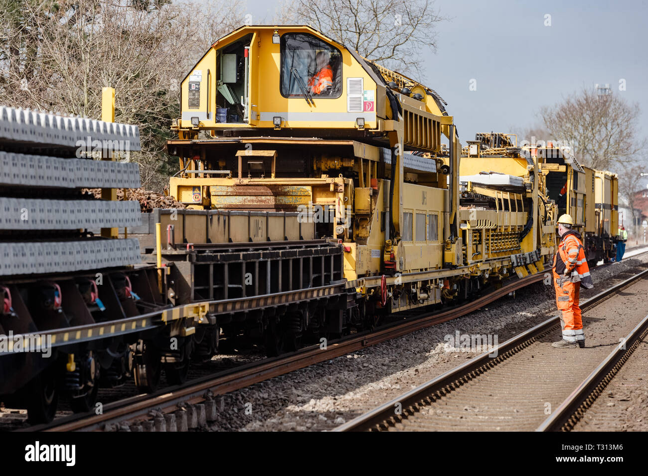 Langenhorn, Deutschland. 02 Apr, 2019. Eine Deutsche Bahn Umbauzug ersetzt automatisch alte Gleise und Schwellen mit neuen auf der Marschbahn Linie, die Verbindung zwischen Elmshorn und Westerland auf Sylt. Quelle: Markus Scholz/dpa/Alamy leben Nachrichten Stockfoto
