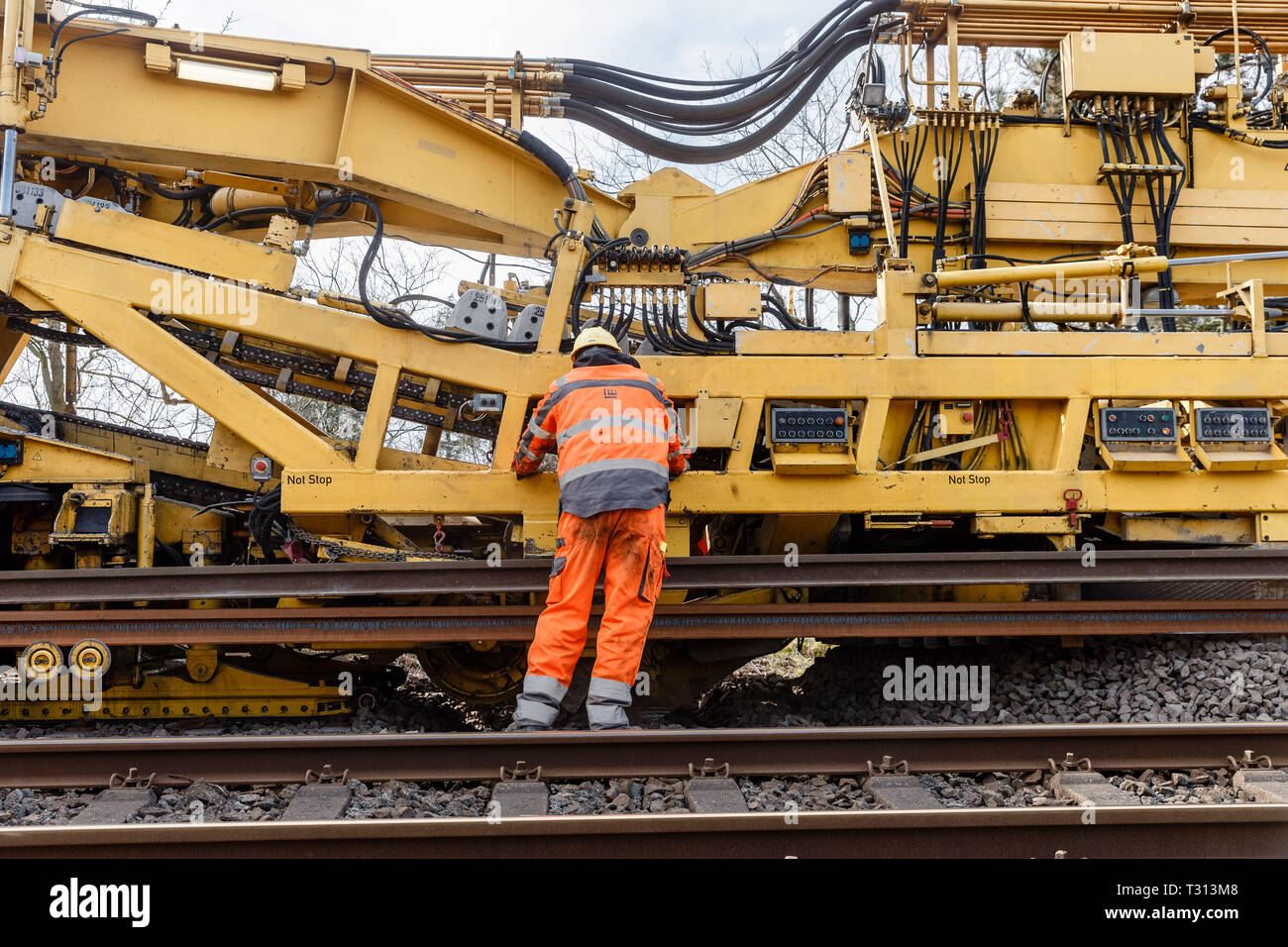 Langenhorn, Deutschland. 02 Apr, 2019. Eine Deutsche Bahn Umbauzug ersetzt automatisch alte Gleise und Schwellen mit neuen auf der Marschbahn Linie, die Verbindung zwischen Elmshorn und Westerland auf Sylt. Quelle: Markus Scholz/dpa/Alamy leben Nachrichten Stockfoto