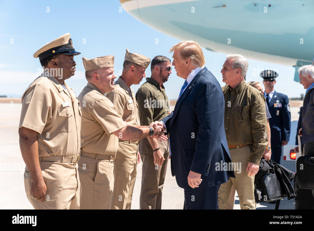 Präsident Donald J. Trumpf wird von staatlichen Vertretern und Militärs auf der Rollbahn am Naval Air Facility El Centro, Kalifornien, Freitag, 5. April 2019, auf dem Weg der Grenze in Calexico, Calif Volk zu besuchen begrüßt: Präsident Donald Trump Stockfoto