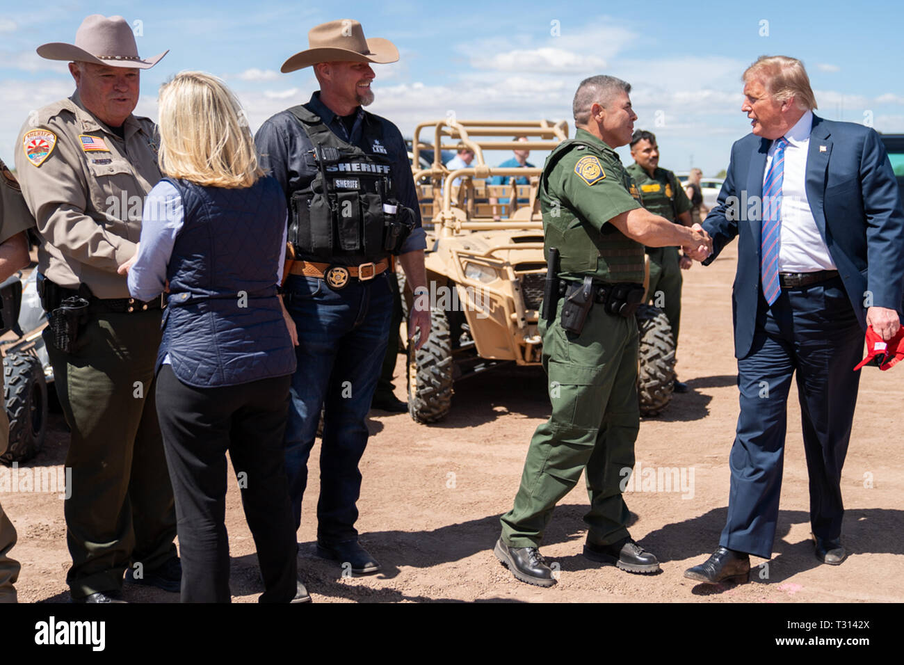 Präsident Donald J. Trumpf ist der Minister für Innere Sicherheit Kirstjen Nielsen und US Border Patrol Beamte Freitag, 5. April 2019 beigetreten sind, den neuen Austausch Grenzmauer in Calexico, Calif Personen: Präsident Donald Trump, Kirstjen Nielsen zu prüfen. Stockfoto