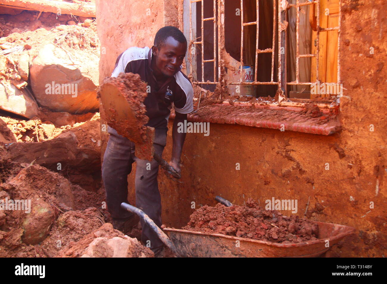 Chimanimani, Simbabwe. 4 Apr, 2019. Ein Mann entfernt Schlamm aus seinem Hause nach Zyklon Idai eine Schlammlawine in Ngangu Dorf, Chimanimani, Simbabwe, April 4, 2019. Die Regierung von Simbabwe hat über 299 Tote und 300 Personen fehlt im Zyklon Idai. Credit: Stringer/Xinhua/Alamy leben Nachrichten Stockfoto