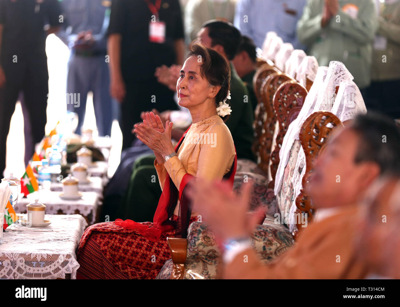 Thaton, Myanmar. 5 Apr, 2019. Myanmars Zustand Ratgeber Aung San Suu Kyi (C) Klatschen während der Eröffnungszeremonie für ein GUD-Kraftwerk in Thaton Township, Mon, Myanmar, 5. April 2019. Ein GUD-Kraftwerk mit einer Kapazität von 118,9 Megawatt (MW) eröffnet in Myanmar Mon Zustand am Freitag. Mit Darlehen der Weltbank, das Kraftwerk, das von der Ausschreibung eingeführt wurde, preisgekrönten China Energy Engineering Corporation. Credit: U Aung/Xinhua/Alamy leben Nachrichten Stockfoto