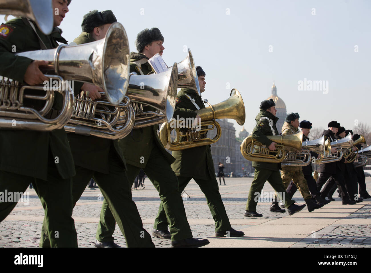 St. Petersburg, Russland. 5 Apr, 2019. Eine russische Band führt während der Probe für den Sieg Day Parade in St. Petersburg, Russland, April 5, 2019. Russland wird Mark am 9. Mai mit dem 74. Jahrestag des Sieges über Nazi-Deutschland im Zweiten Weltkrieg. Credit: Irina Motina/Xinhua/Alamy leben Nachrichten Stockfoto