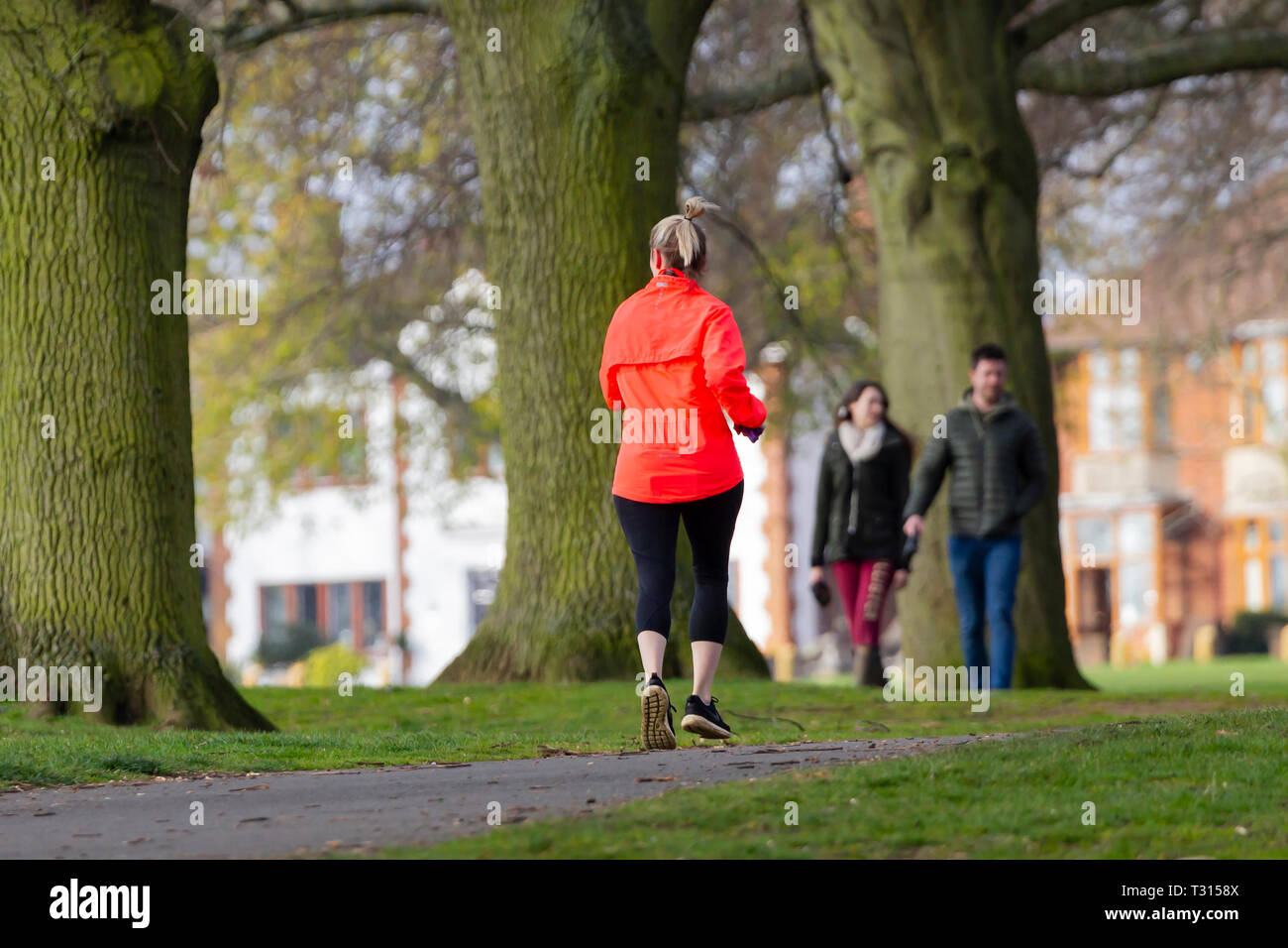 Northampton. Großbritannien 6. April 2019. Abington Park. Die Leute, die morgen Übung joggen und unter Berücksichtigung der Haustiere für einen Spaziergang, mit kühleren Temperaturen dann mit leichter Bewölkung am Vormittag Credit: Keith J Smith./Alamy Live News Credit: Keith J Smith./Alamy leben Nachrichten Stockfoto