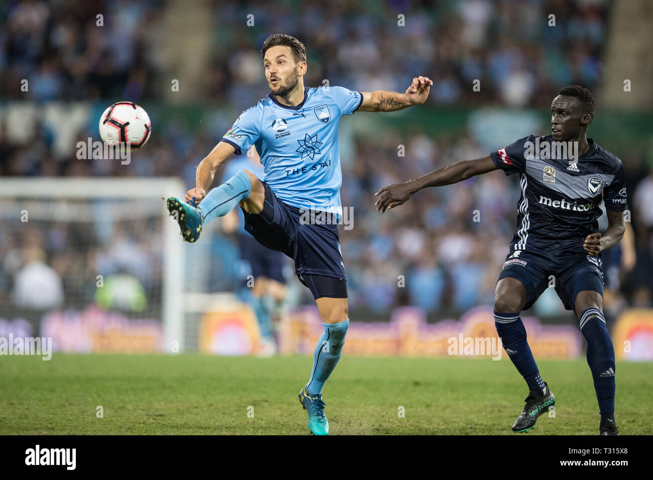 Milos Ninkovic von Sydney FC in der Steuerung während der Hyundai A-League Match zwischen Sydney FC v Melbourne Victory an der Sydney Cricket Ground, Sydney, Australien, am 6. April 2019. Foto von Peter Dovgan. Nur die redaktionelle Nutzung, eine Lizenz für die gewerbliche Nutzung erforderlich. Keine Verwendung in Wetten, Spiele oder einer einzelnen Verein/Liga/player Publikationen. Stockfoto