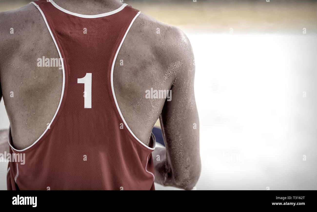Beach Volleyball Player ist ein Athlet fertig, den Ball zu dienen Stockfoto