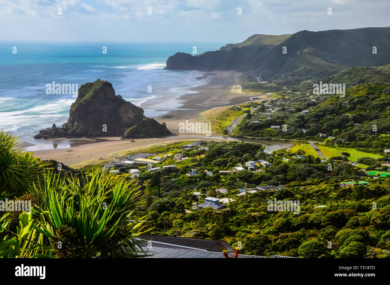 Piha Beach View von Lookout anzeigen blauer Himmel mit weißen Wolken über, Northland, North Island, Neuseeland. Stockfoto