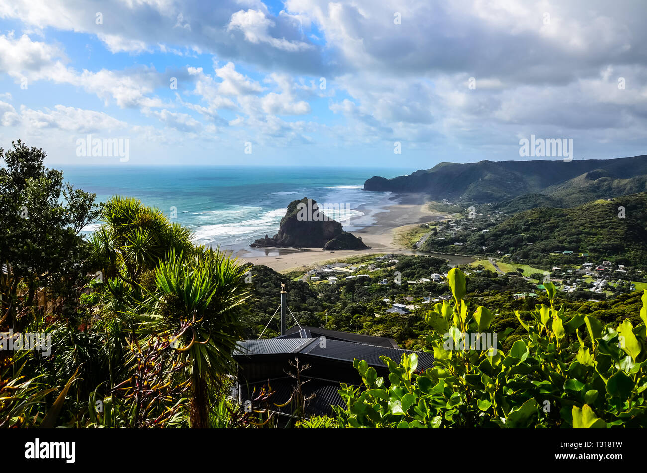 Piha Beach View von Lookout anzeigen blauer Himmel mit weißen Wolken über, Northland, North Island, Neuseeland. Stockfoto