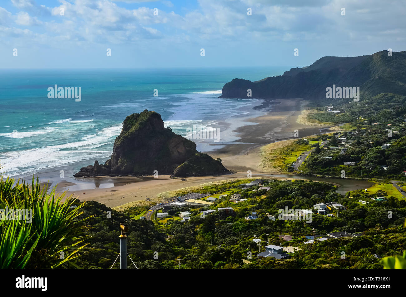 Piha Beach View von Lookout anzeigen blauer Himmel mit weißen Wolken über, Northland, North Island, Neuseeland. Stockfoto