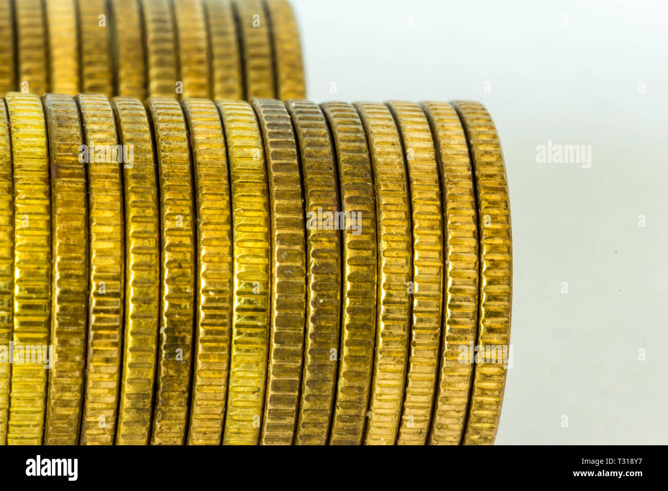 Makrofoto zwei Stapel von Münzen. Stapel liegt auf ihren Seiten. Von der Seite. Ein gutes Image für eine Site über Finanzierung, Geld, Sammlung, Beziehungen. Stockfoto