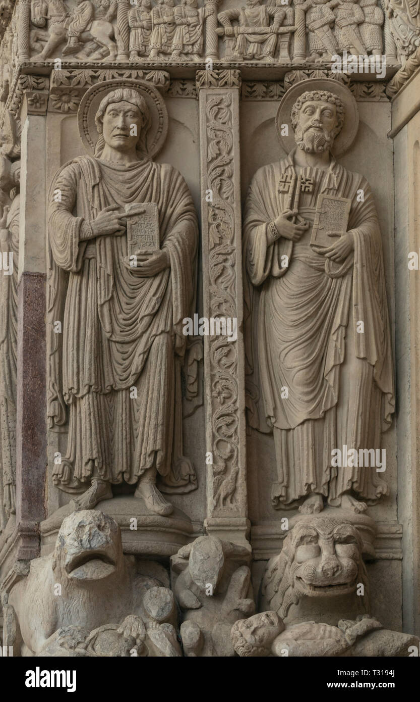 Das Westportal der Eglise Saint-nazaire in Arles in Südfrankreich bietet feine Beispiele romanischer Skulptur. Stockfoto