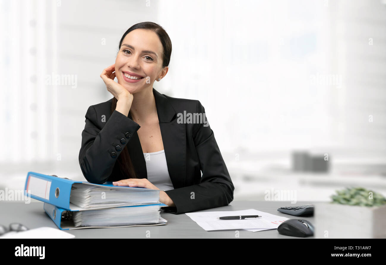 Business woman berechnet Steuer. Gerne Buchhalter arbeiten im Büro Stockfoto