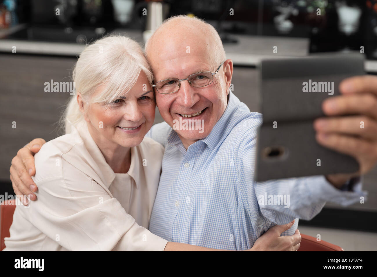Fröhliche älteres paar nehmen Selfie zu Hause Stockfoto