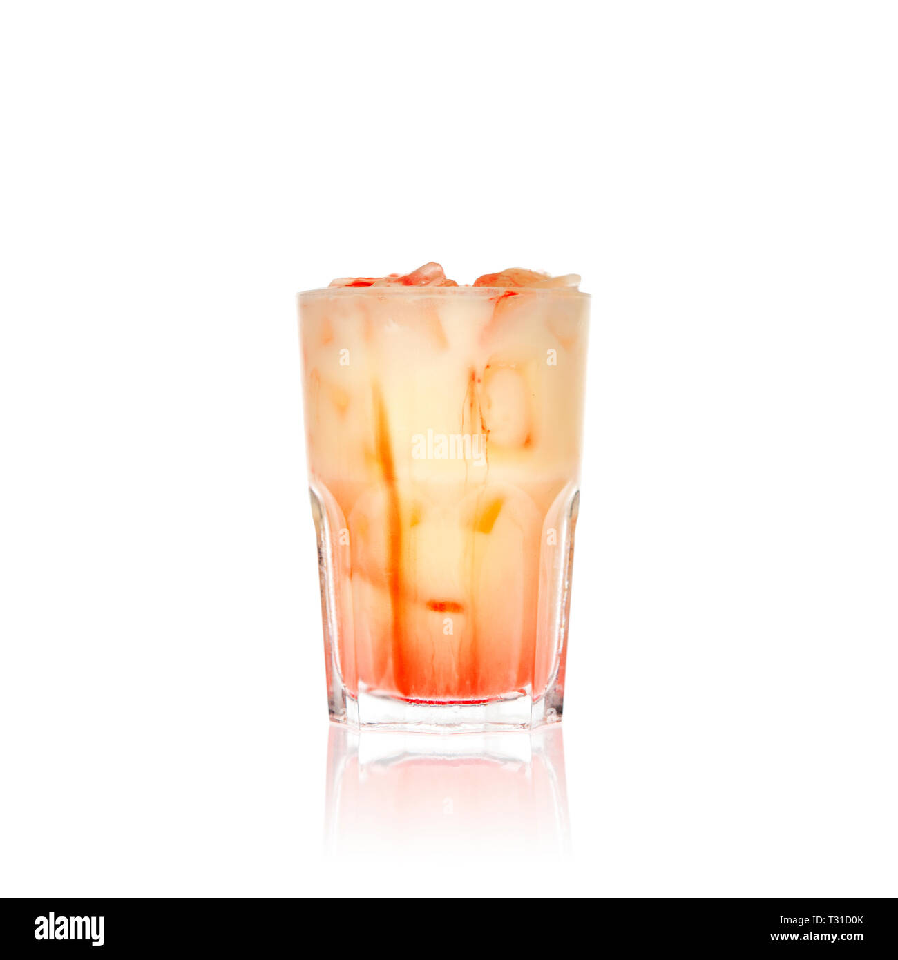 Erdbeere und Vanille Milchshake oder eine cremige Milch Cocktail auf weißem Hintergrund Stockfoto