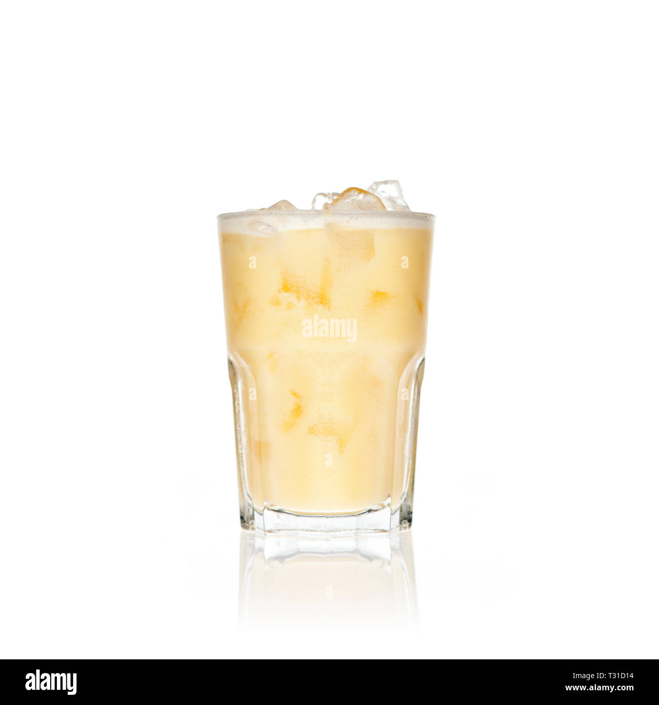 Glas Milch, Vanille Milchshake oder White Russian Cocktail auf weißem Hintergrund Stockfoto