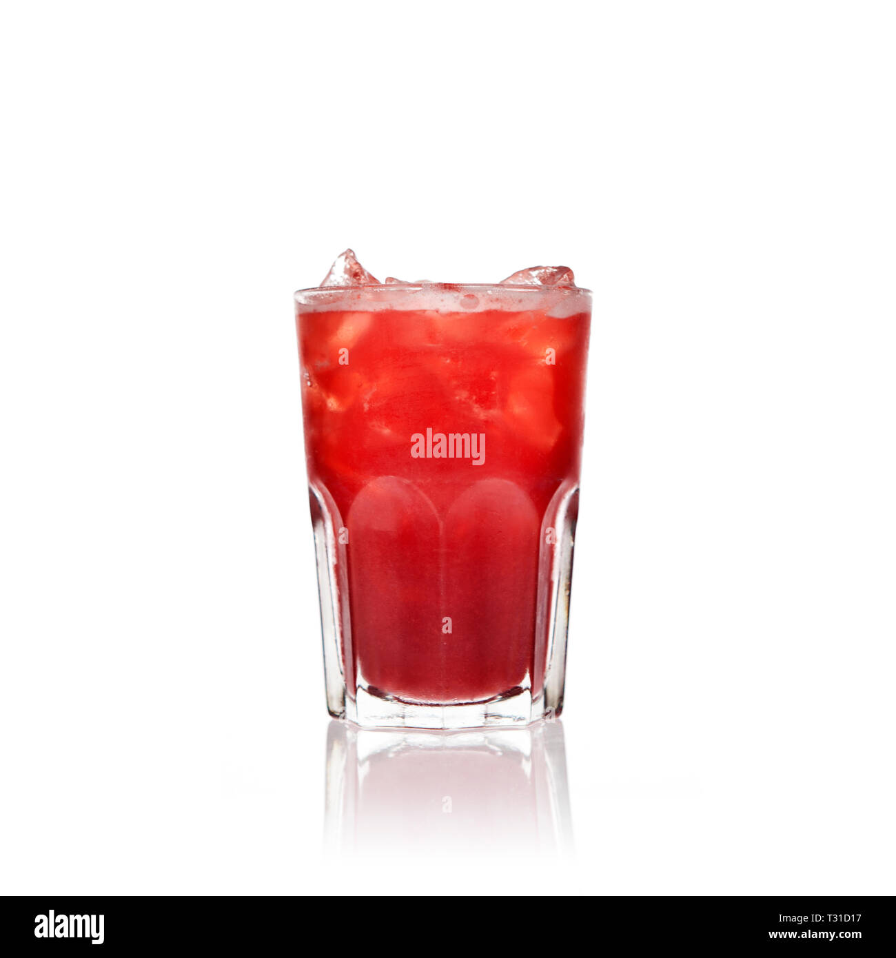 Cranberry Saft oder Cape Cod Cocktail auf weißem Hintergrund Stockfoto