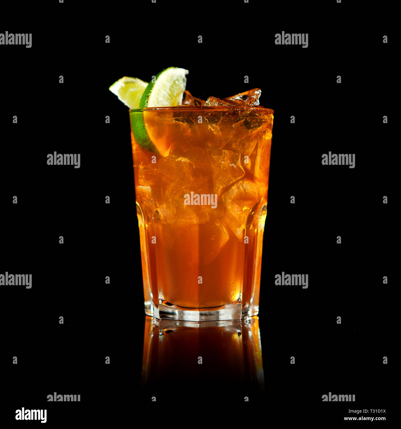 Cuba Libre Cocktail auf schwarzem Hintergrund Stockfoto