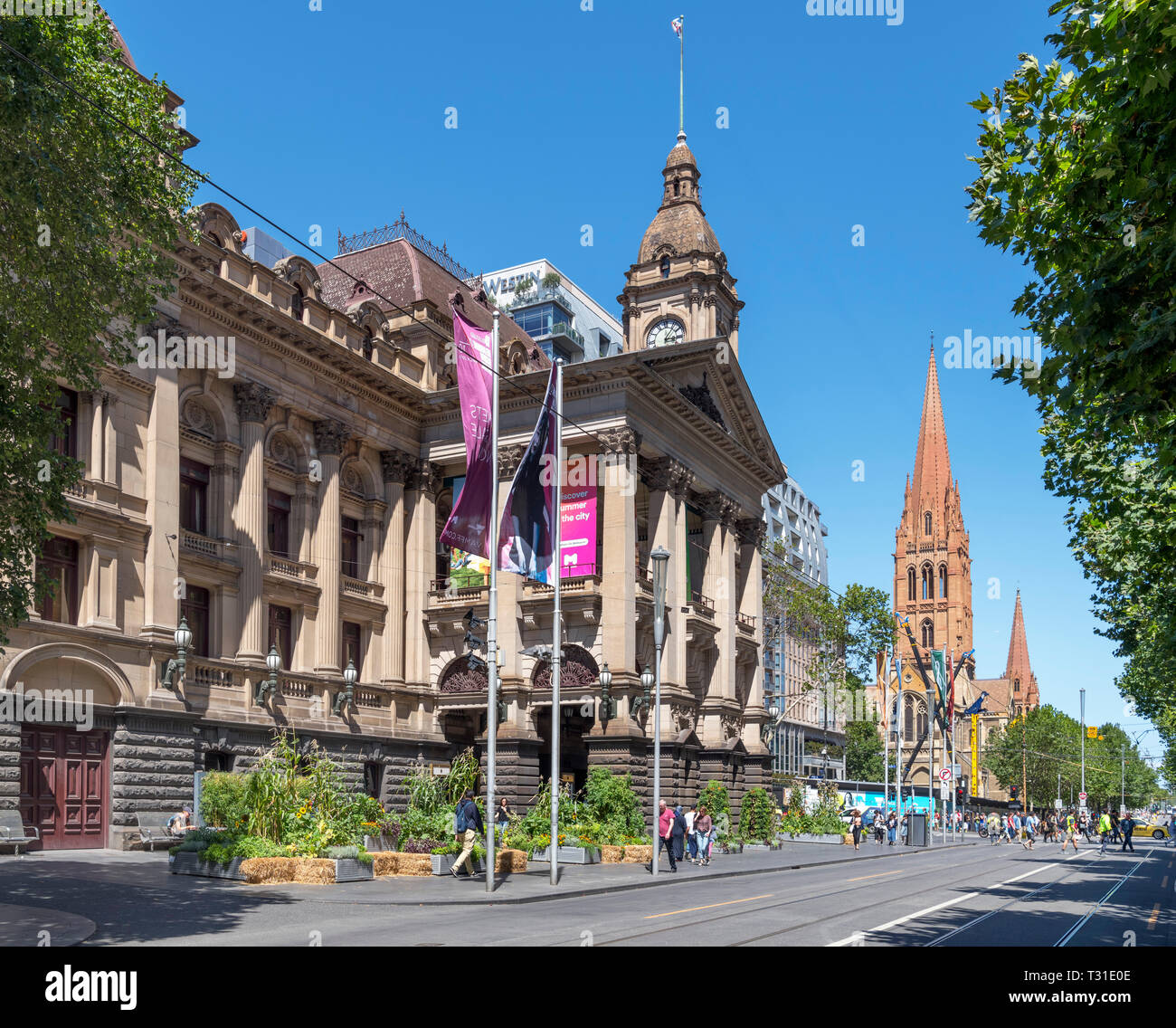 Melbourne Town Hall auf die Swanston Street mit Blick auf die St Paul's Kathedrale, Melbourne, Victoria, Australien Stockfoto
