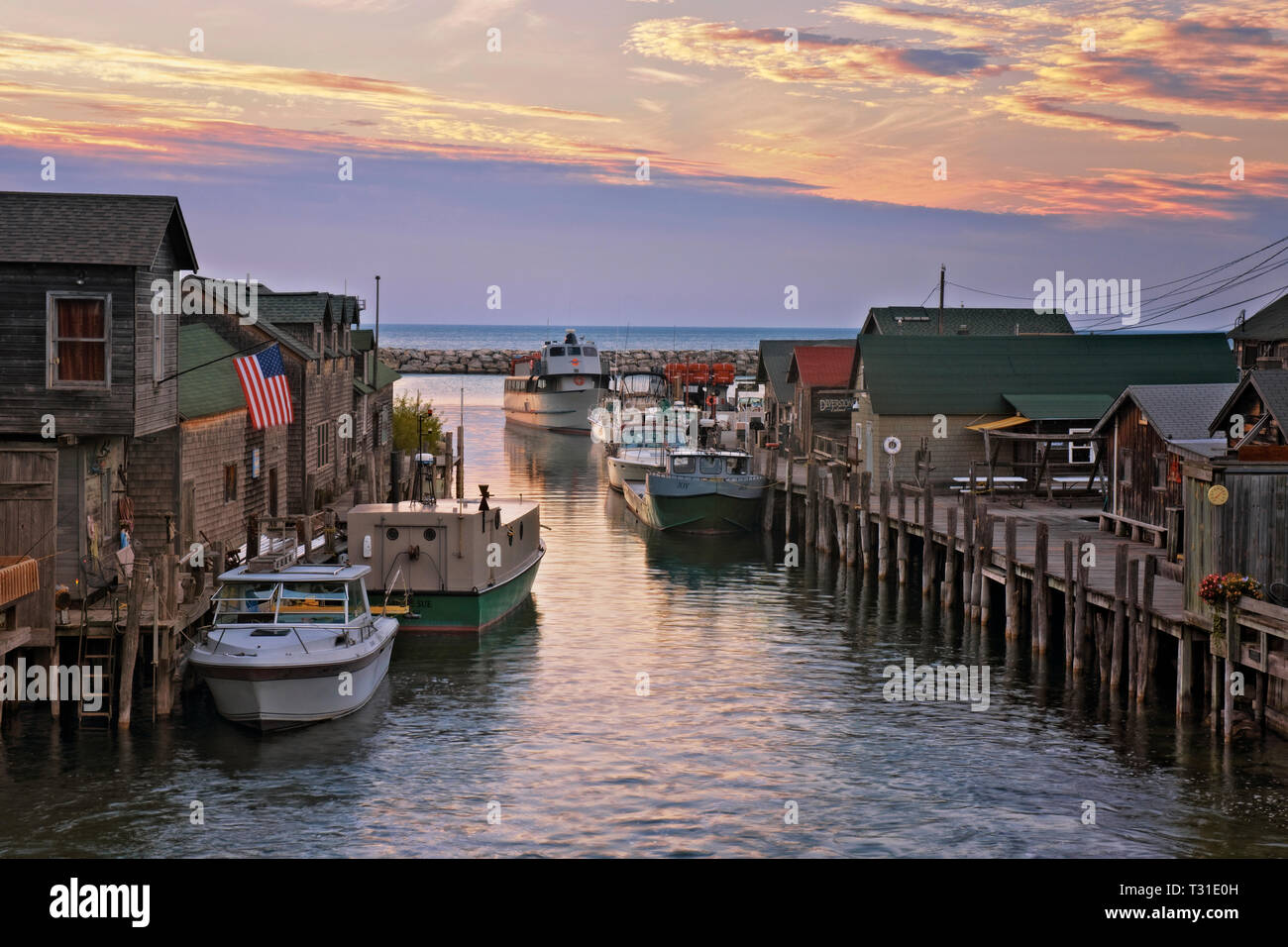 Sonnenuntergang über dem Lake Michigan und historischen Fishtown Leland, Michigan. Stockfoto