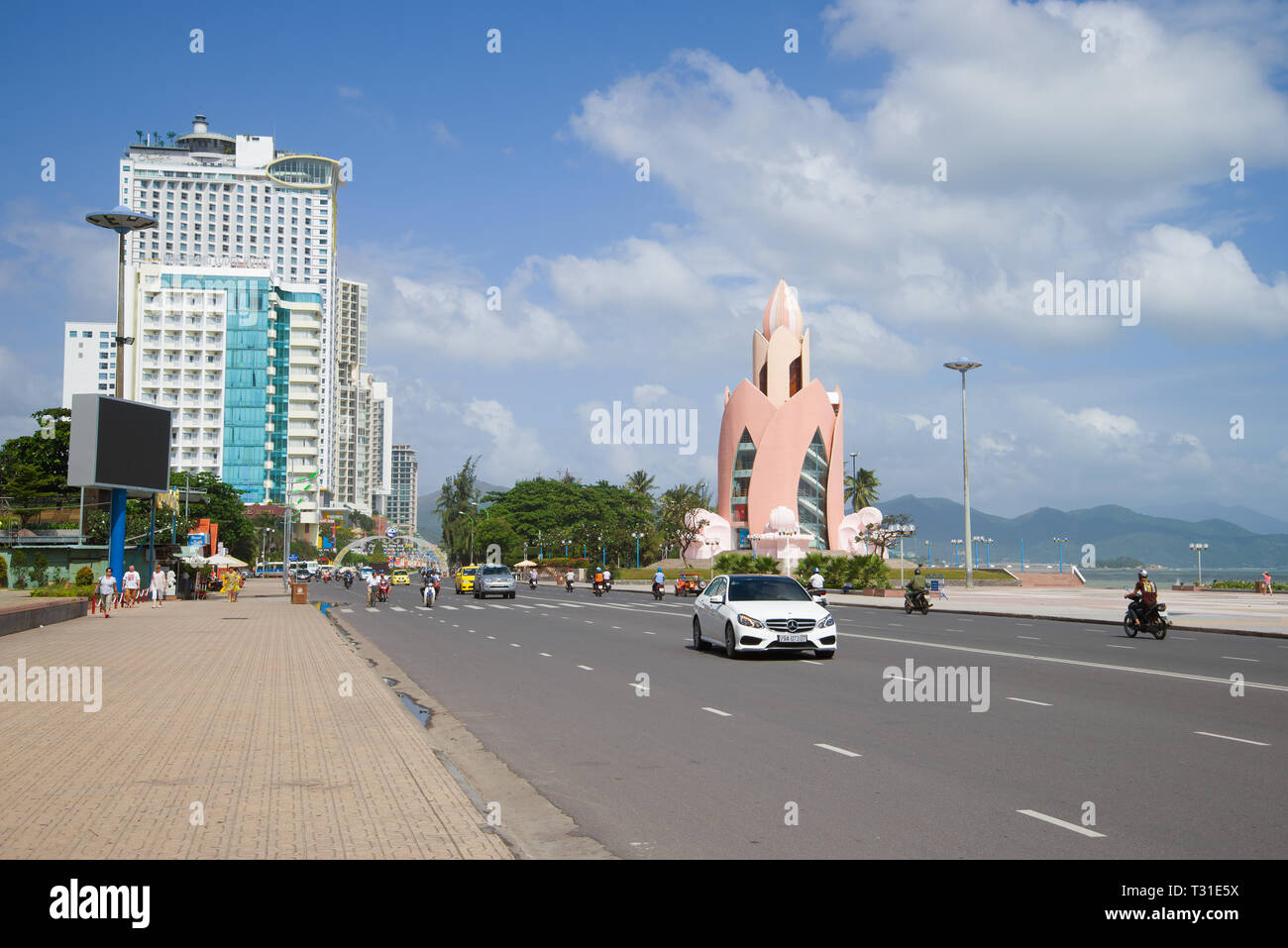 NHA TRANG, VIETNAM - Januar 01, 2016: sonnigen Tag auf der Straße der Stadt Stockfoto