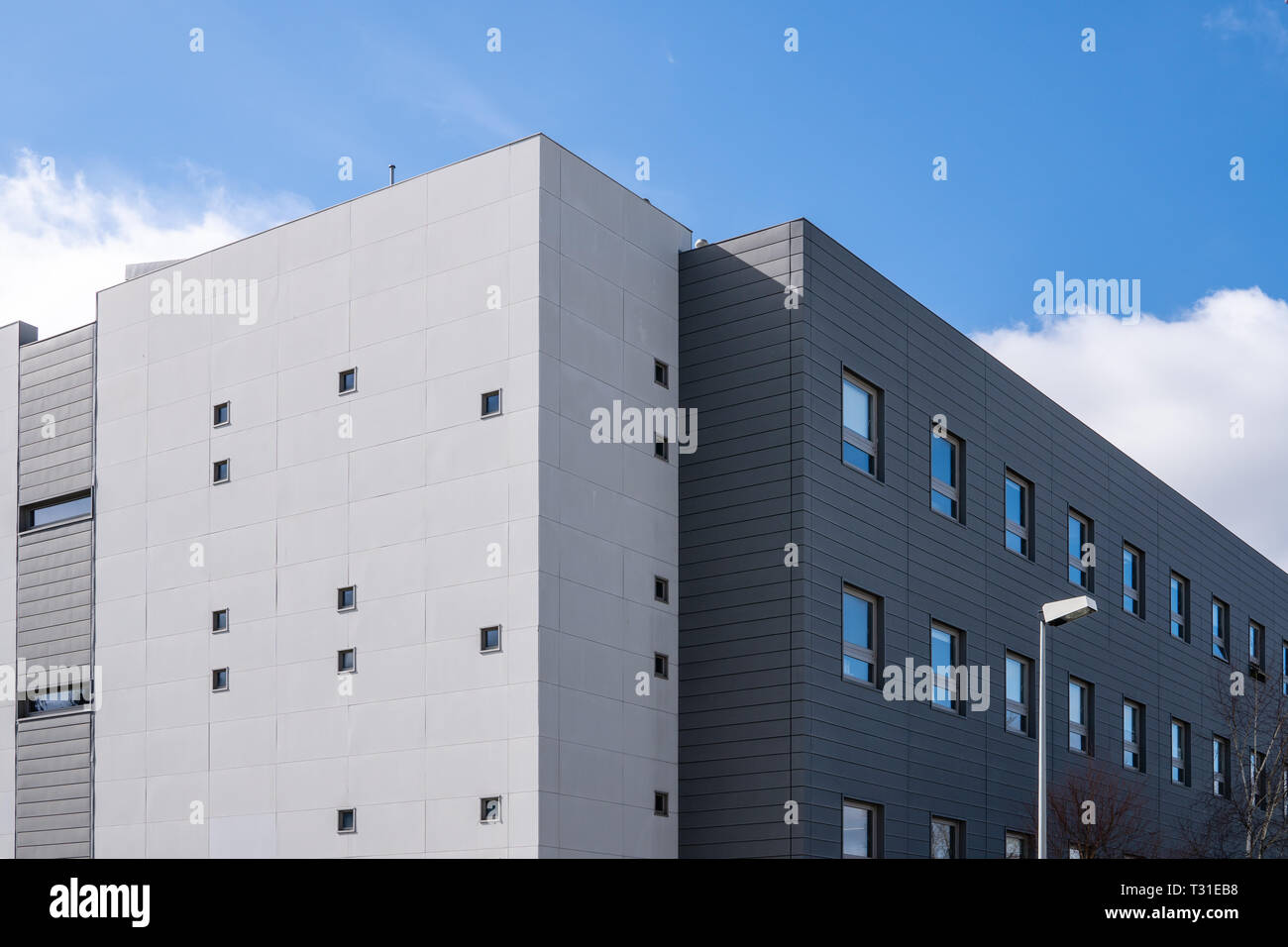 Fassade mit metallischen Fassaden. Bau Elemente der modernen Architektur Stockfoto