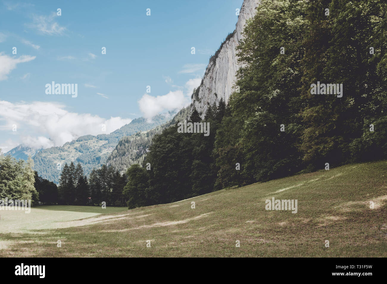 Anzeigen Tal der Wasserfälle in Lauterbrunnen, Schweiz, Europa. Sommer Landschaft, Sonnenschein Wetter, dramatische blauer Himmel und sonnigen Tag Stockfoto