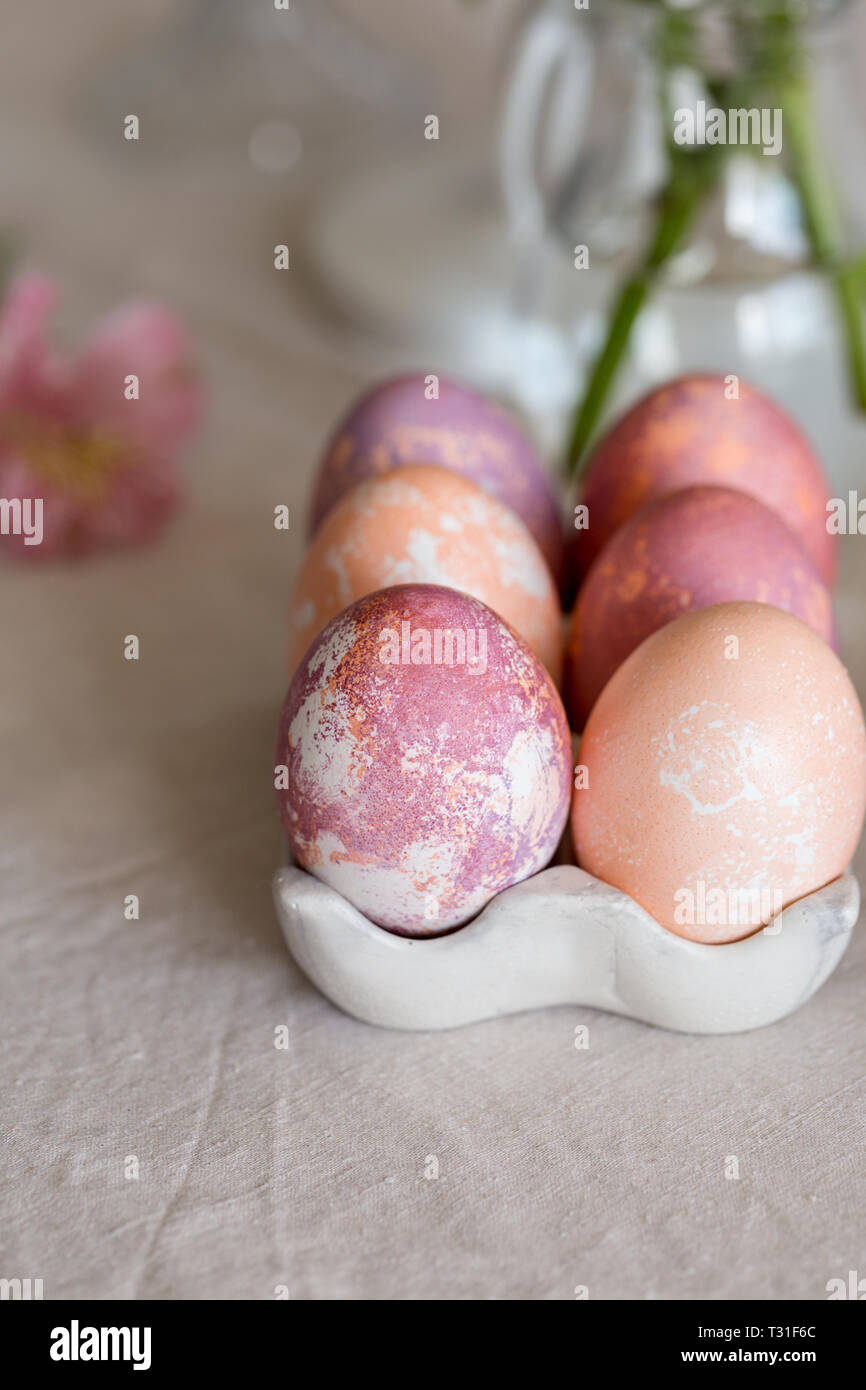 Schließen bis Ostern bunte Eier auf Beton stand für Eier auf Leinen Tischdecke. Konzept der Ester essen. Stockfoto