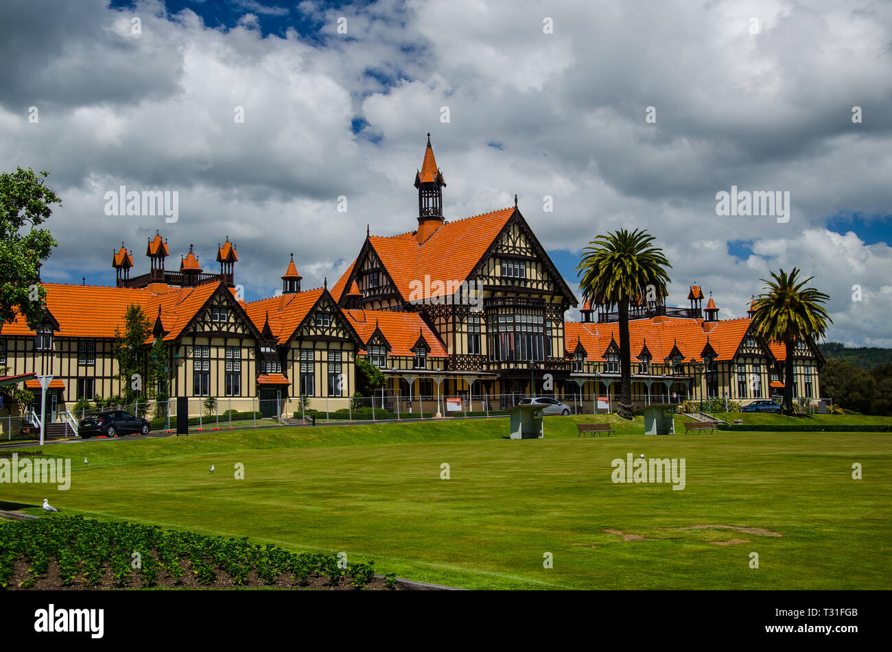 Rotorua Government Gardens Gebäude mit blauem Himmel und weißen Wolken über. Stockfoto