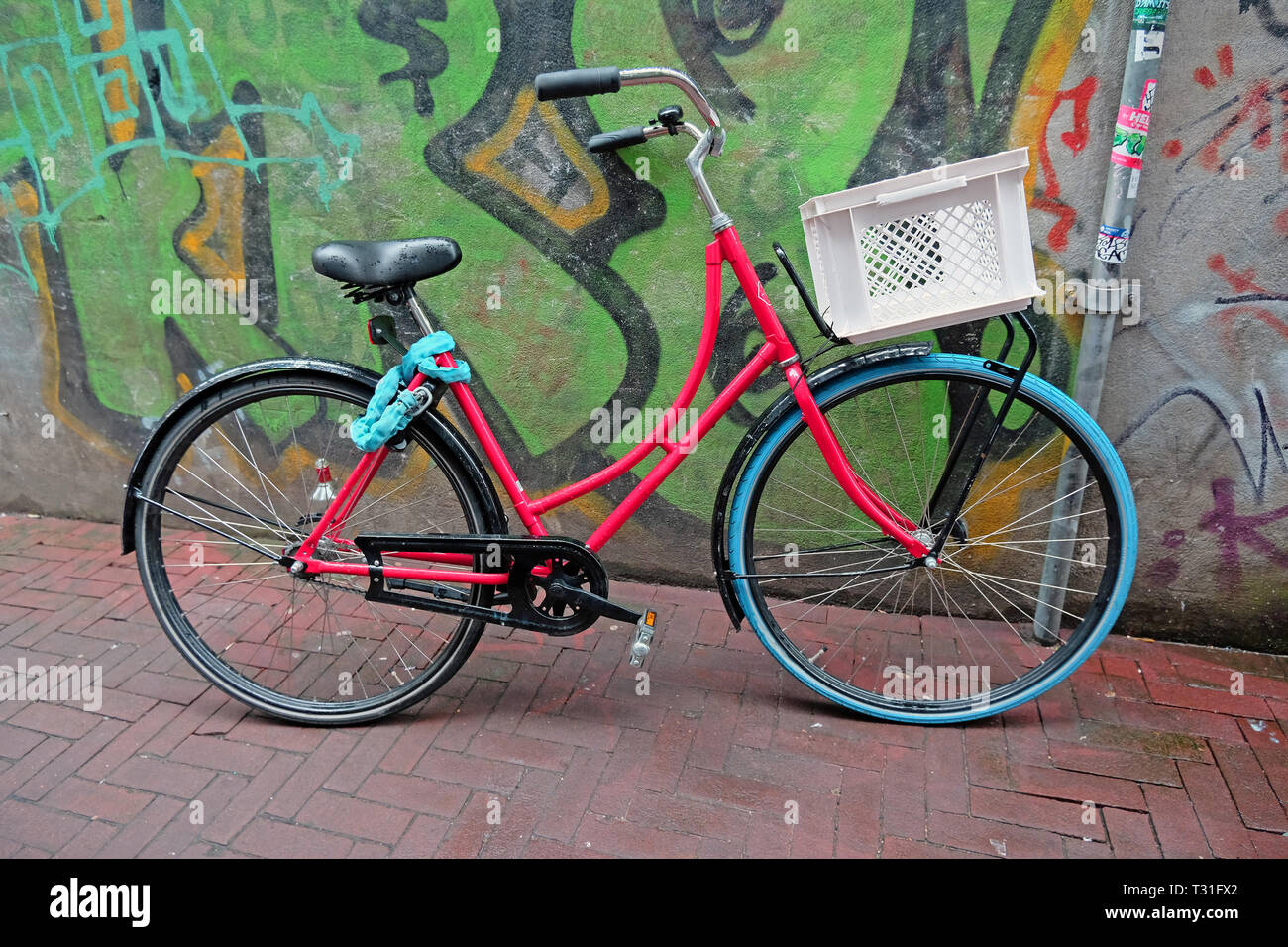 Niederländischen Fahrrad gegen ein grafitti Mauer in Amsterdam Die Niederlande Stockfoto