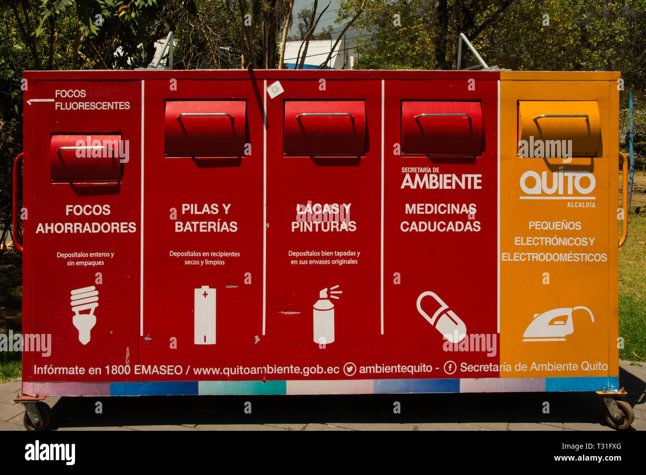 Südamerika, Ecuador, Quito, Recycling Bank für Beleuchtung, Elektrik, Sprühdosen, Medikamente und Batterien Stockfoto