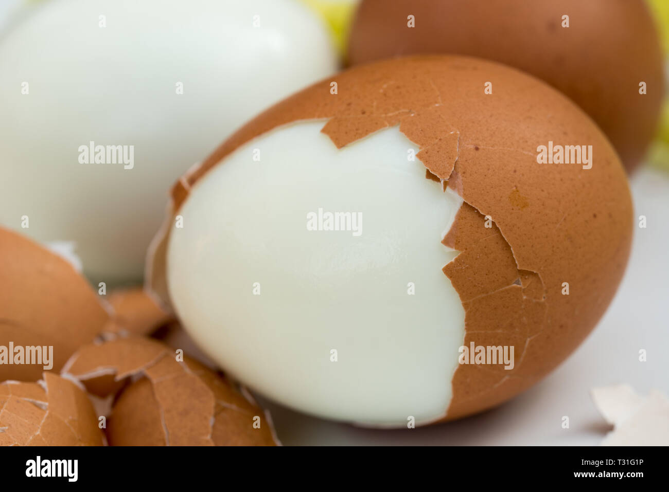 Gekochte Eier auf Platte mit zerbrochene Eierschale Makro Stockfoto