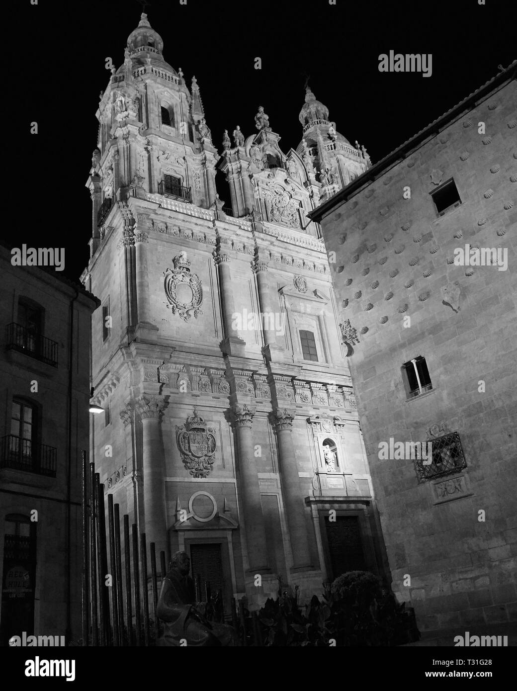 Eine Nachtaufnahme der Universidad de Salamanca in Schwarzweiß, die Schönheit in seiner 1130 Architektur zu verbessern Stockfoto