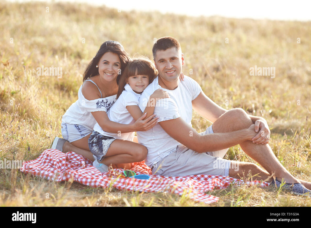Mutter, Vater und Tochter in Ruhe gemeinsam in der Natur nicht. Stockfoto Mutter, Vater und Tochter in Ruhe gemeinsam in der Natur nicht. Stockfoto