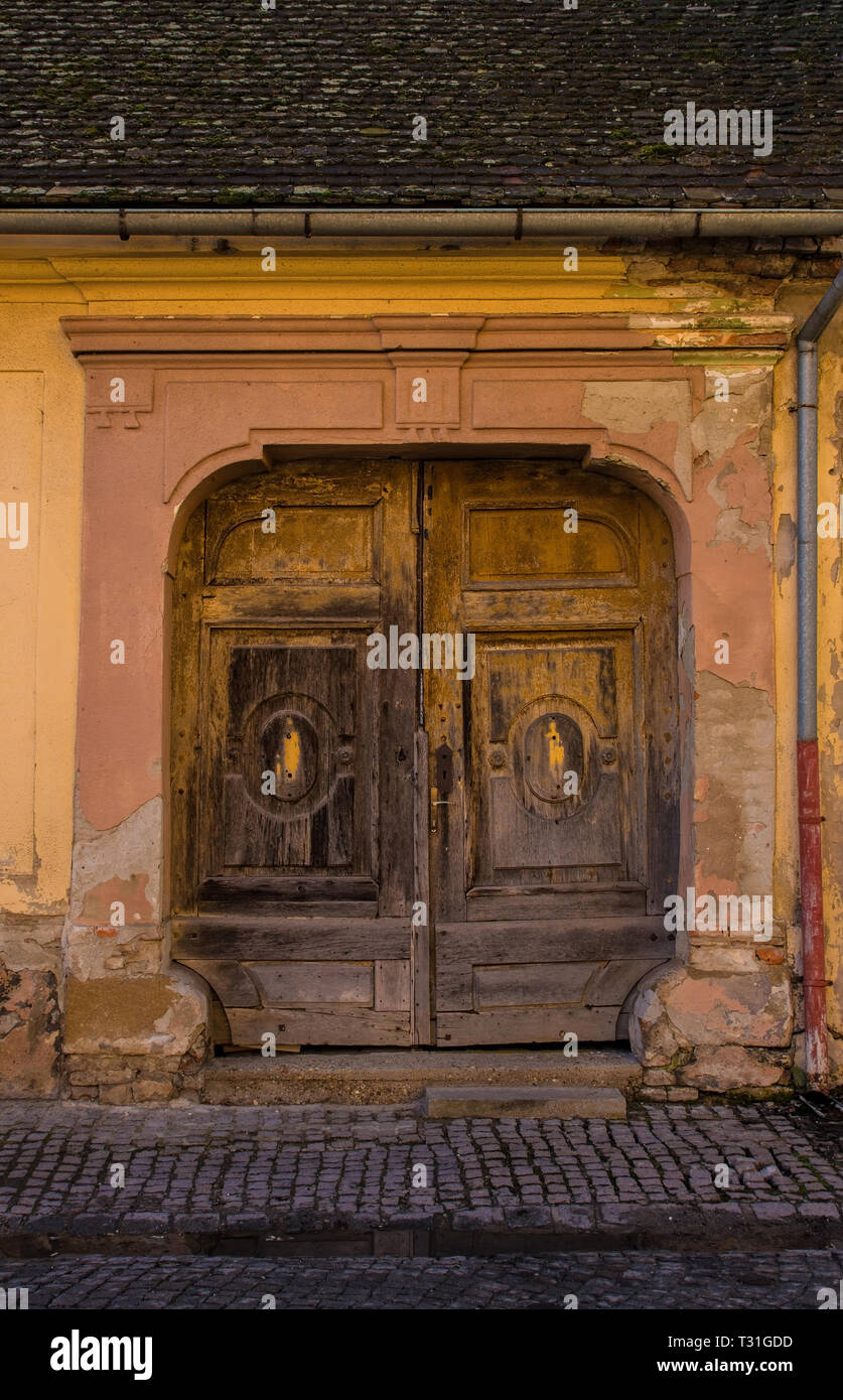 Eine alte hölzerne Tür in Osijek, Osijek-Baranja County, Slawonien, Istrien Stockfoto