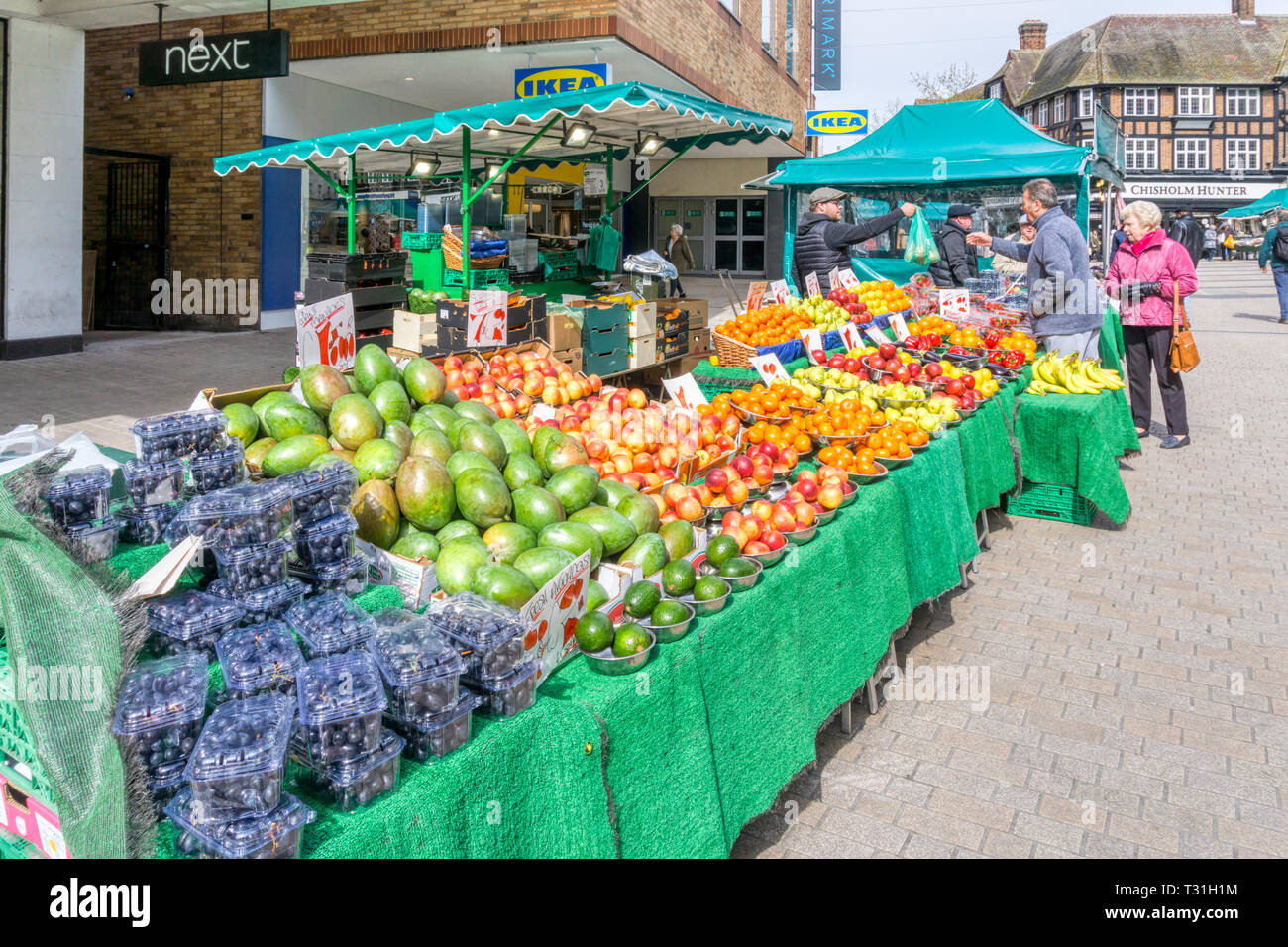 Obst und Gemüse in Bromley High Street, South London. Stockfoto