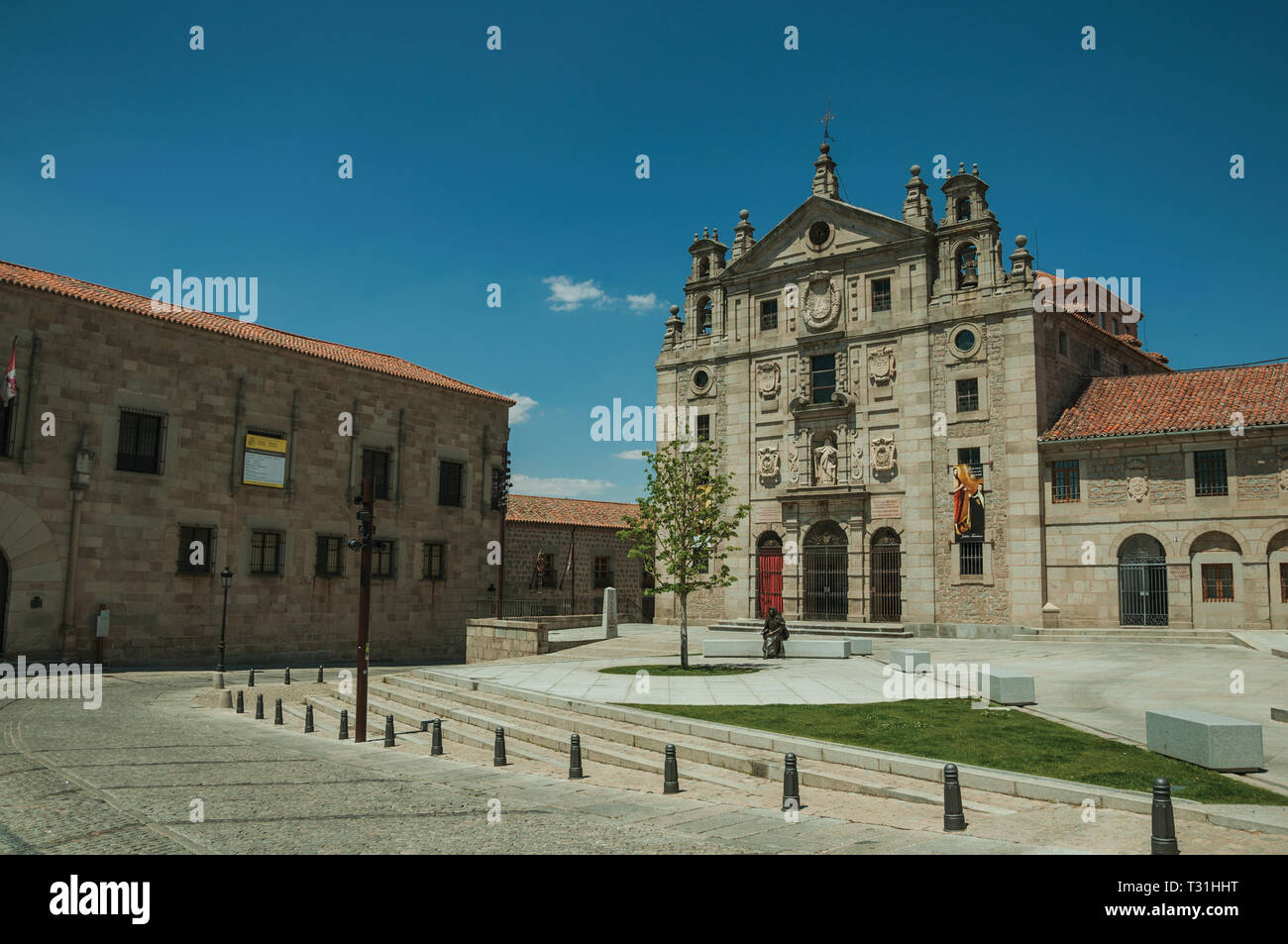 Platz vor der Fassade des Kloster Santa Teresa de Jesus in Avila. Mit einer imposanten Mauer rund um die gotische Stadt Zentrum in Spanien. Stockfoto